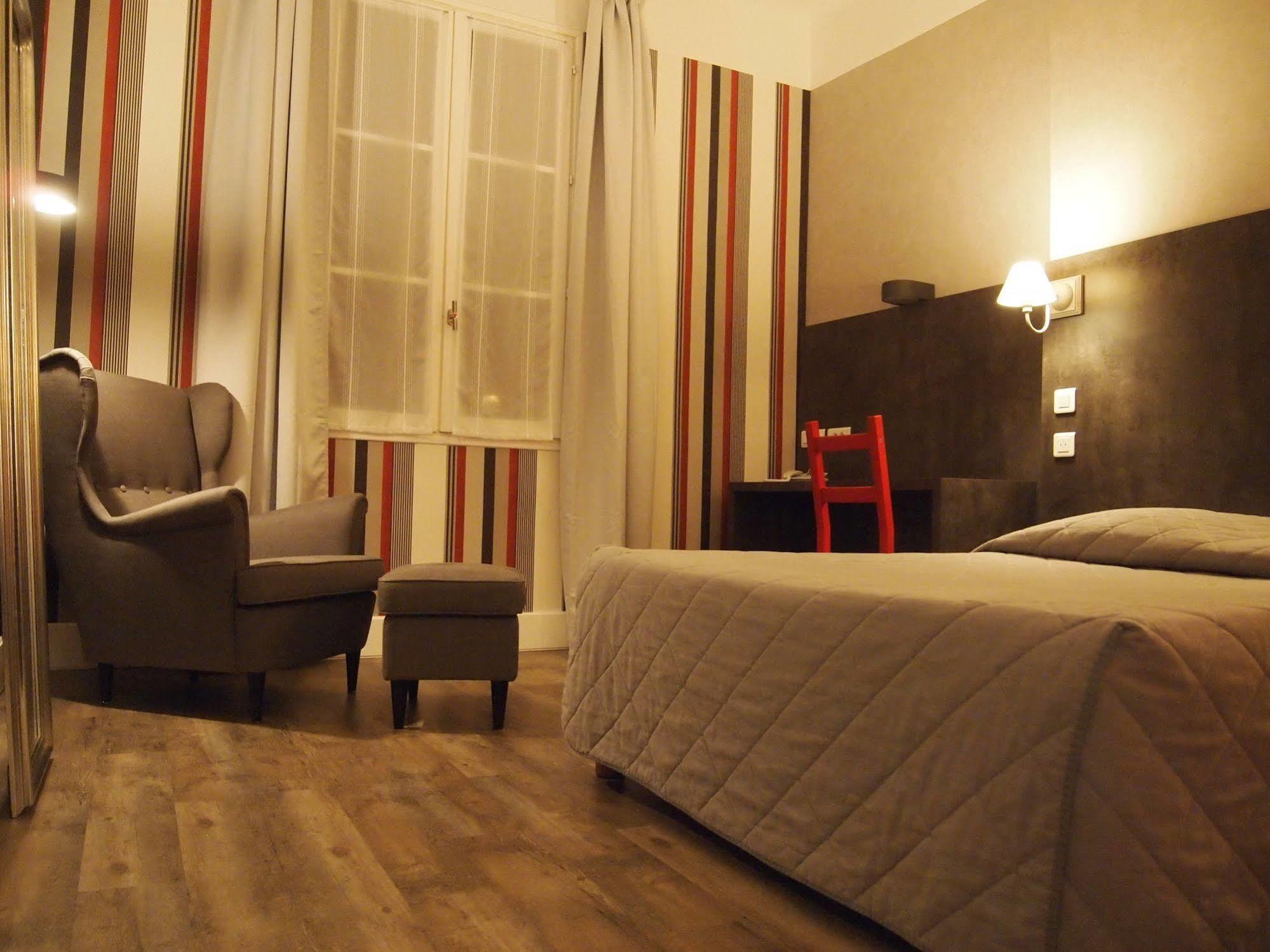 Hotel Colbert Тур Екстериор снимка